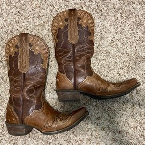 Ariat point toed cowboy boots